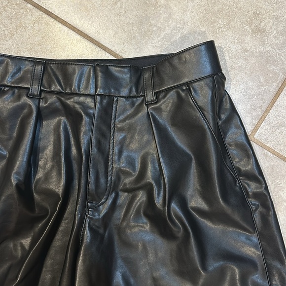Abercrombie & Fitch Black Faux Leather High Waisted Shorts M Pleated - Picture 5 of 7